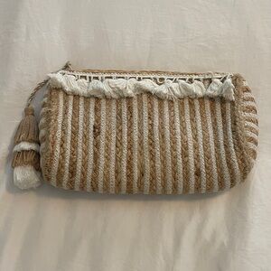 Beach-ready Straw clutch bag